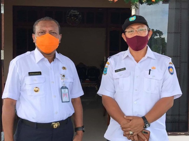 Bupati Teluk Bintuni Petrus Khasiw bersama Pjs Kepala Dinas Tenaga Kerja dan Transmigrasi Teluk Bintuni, Putu Suratna. (Dok: Humas Pemkab Teluk Bintuni)