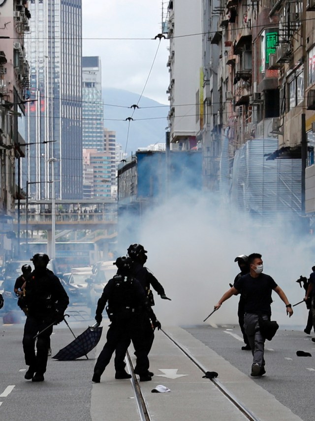 Polisi menembakan gas air mata saat membubarkan demonstran di Hong Kong. Foto: Tyrone Siu/REUTERS
