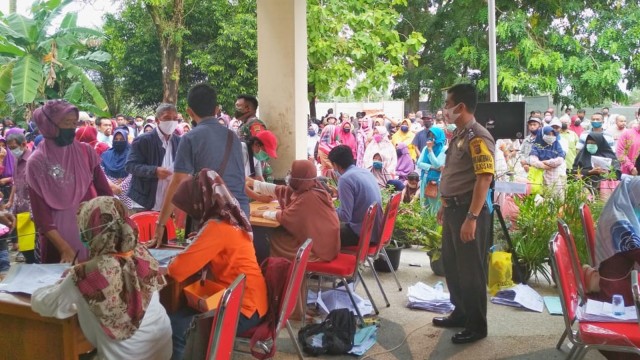 ANTREAN Bantuan Langsung Tunai (BLT) di Pekanbaru. 