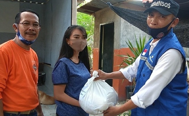 Petugas Dinas Sosial NTB menyerahkan bantuan untuk pekerja hiburan malam terdampak pandemi corona di Mataram.