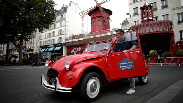Tur Eksklusif dengan Mobil Antik di Paris. Foto: Benoit Tessier/REUTERS