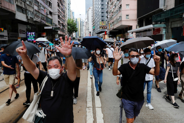 Demonstran saat memperingati penyerahan Hong Kong ke China dari Inggris. Foto: Tyrone Siu/REUTERS
