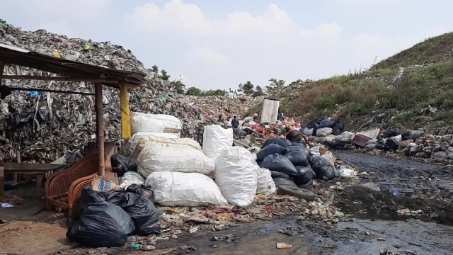 Lokasi diduga adanya limbah medis yang dibuang ke TPA Burangkeng, Kabupaten Bekasi, Jawa Barat. Foto: Tim kumparan