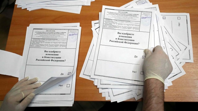 Pemungutan suara reformasi konstitusi di Rusia. Foto: ANTON VAGANOV/Reuters