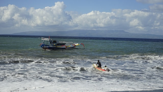 Ombak tinggi di perairan Bali menyulitkan pendaratan perahu - KR7