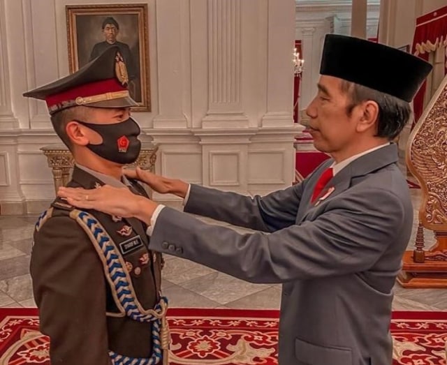 Presiden Joko Widodo menyematkan pangkatan kepada AKP Syarif M Fitriansyah. Foto: Dok Istimewa