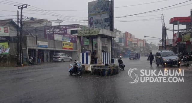 Arus lalu lintas di Jalan Raya Sukabumi-Bogor, tepatnya di simpang Cimalati, Kecamatan Cicurug. Arus lalu lintas lancar dan hujan deras mengguyur daerah tersebut. | Sumber Foto:Syahrul Himawan