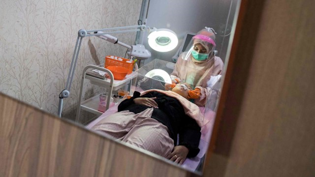 Perawat melakukan perawatan pada pasien di klinik kecantikan Calysta Skincare di Bandung. Foto: Agung Rajasa/Antara Foto