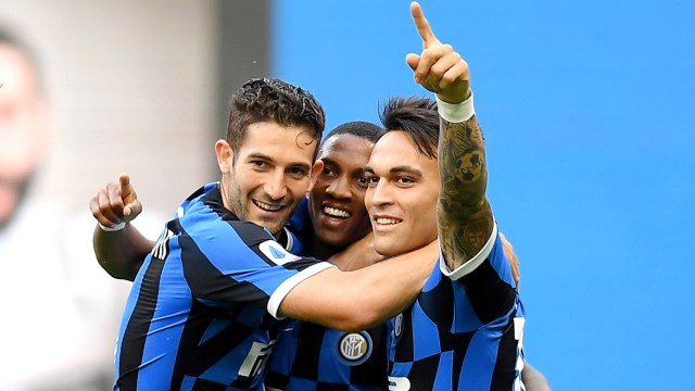 Selebrasi pemain Inter Milan usai mencetak gol ke gawang Brescia di Stadion San Siro, Milan, Italia, (1/7). Foto: REUTERS/Daniele Mascolo