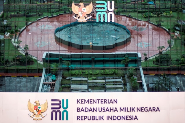 Logo baru Kementerian Badan Usaha Milik Negara (BUMN) terpasang di Gedung Kementerian BUMN, Jakarta. Foto: Aprillio Akbar/ANTARA FOTO