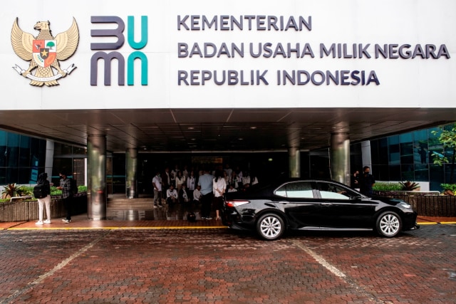 Sejumlah tamu beraktivitas di dekat logo baru Kementerian Badan Usaha Milik Negara (BUMN) di Gedung Kementerian BUMN, Jakarta, Kamis (2/7). Foto: Aprillio Akbar/ANTARA FOTO