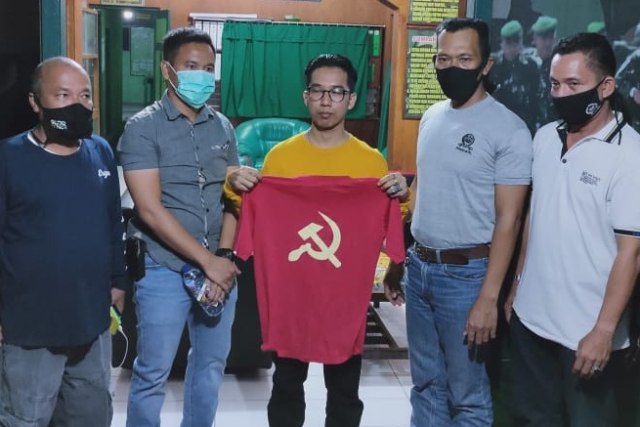 JS (tengah), pria yang diamankan karena kedapatan mengenakan baju kaus berlogo palu arit. Foto: Dok. Kodim 0306/50 Kota.