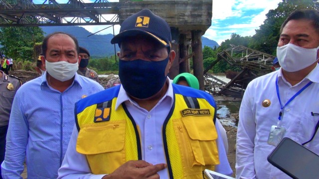 Wamen PUPR Meninjau Jembatan Ambruk di Bone Bolango, Gorontalo (34549)