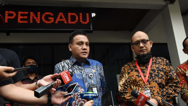 Penyidik KPK Novel Baswedan (kanan) dan Ketua Komisi Kejaksaan Barita Simanjuntak (kiri) memberikan keterangan pers. Foto: Indrianto Eko Suwarso/ANTARA FOTO