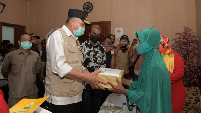 Plt Gubernur Aceh memberikan santunan kepada keluarga (alm) Zaki. Foto: Humas Aceh