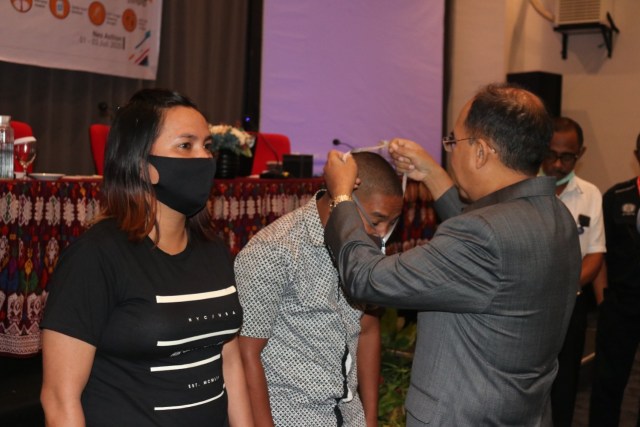 Wali Kota Kupang, Jefri Riwu Kore saat memberi penghargaan kepada peserta pelatihan tata kelola destinasi wisata. Foto: Ola Keda. 