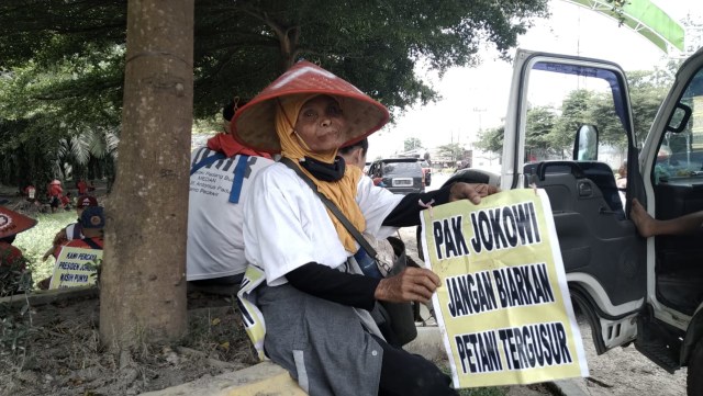 Nek Suro, petani berusia 65 tahun yang mengikuti aksi jalan kaki dari Medan menuju Istana Negara Jakarta