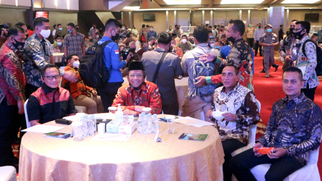 Mendagri Tito Karnavian, Menkopolhukam Mahfud MD, Gubernur Sumatera Utara Edy Rahmayadi dan wakilnya Musa Rajeckshah. Foto: Rahmat Utomo/kumparan