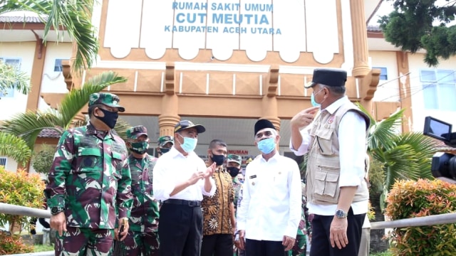 Menko PMK Muhadjir Effendy saat melakukan tinjauan dan koordinasi penanganan Covid-19 di Kota Lhokseumawe, Aceh, Kamis (2/7). Foto: Kemenko PMK