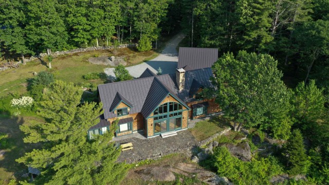 Foto udara rumah persembunyian Ghislaine Maxwell yang berada di kaki Gunung Sunapee di New Hampshire, Amerika Serikat. Foto: Drone Base/Reuters
