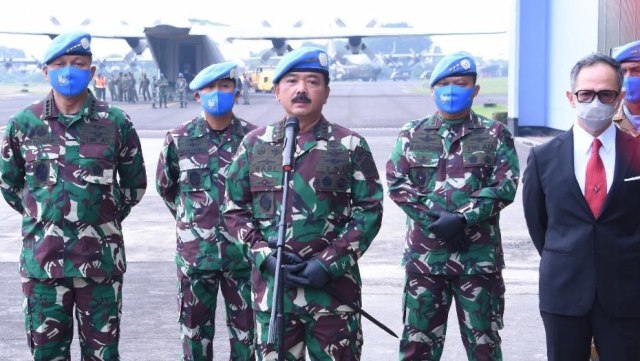 Panglima TNI Marsekal TNI Hadi Tjahjanto memberikan keterangan pers di Hangar Skuadron Udara 17 Lanud Halim Perdanakusuma. Foto: Puspen TNI