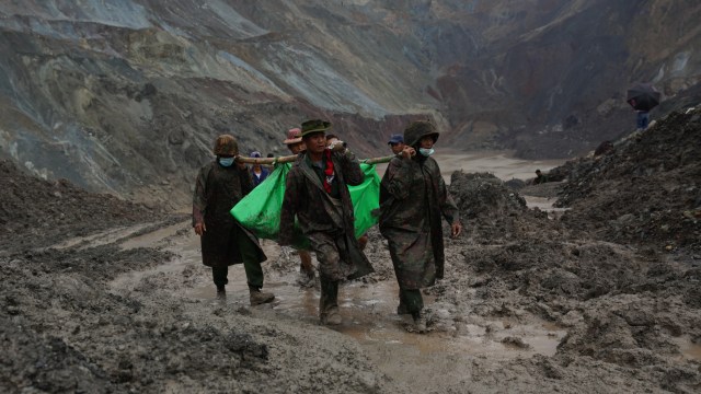 Tim penyelamat dibantu warga mengevakuasi korban longsor penambangan batu giok di Hpakhant, Kachin, Myanmar. Foto: Zaw Moe Htet / AFP