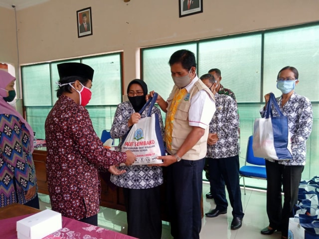 Wakil Bupati Sleman, Sri Muslimatun, bersama Forum Kerukunan Umat Beragama (FKUB) memberikan bantuan pada tokoh umat lintas agama di Pendopo Kecamatan Pakem, Jumat (3/7/2020). Foto: Birgita.