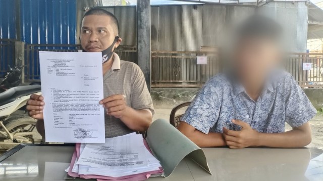 Iksan (41) ayah dari korban penganiayaan M saat bercerita kepada wartawan perihal kasus yang dilaporkannya ke Polsek Soropia. Foto: Geraldy Rakasiwi/kendarinesia. 