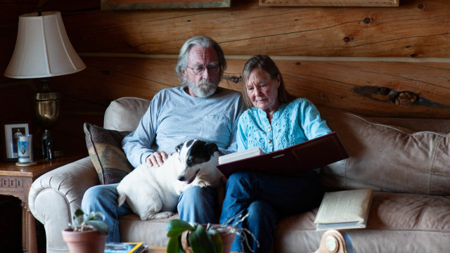 Wendell dan Mariann Hardy melihat-lihat album foto di rumah mereka di Catron County, New Mexico, Amerika Serikat. Foto: Amy Haskell/REUTERS