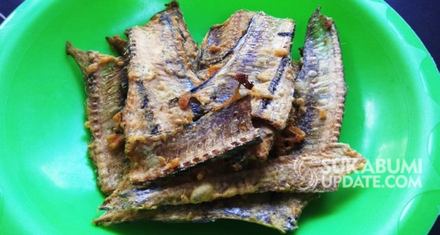 Layur kripsi yang bahan dasarnya dari duri atau cucuk ikan layur. Layur kripsi ini merupakan olahan warga Kecamatan Ciracap, Kabupaten Sukabumi. | Sumber Foto:Ragil Gilang