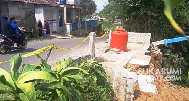 Longsor yang menghancurkan rumah di Kampung Cibojong, Desa Jayabakti, Kecamatan Cidahu, Kabupaten Sukabumi, juga mengancam jalan utama yang menjadi perlintasan warga. | Sumber Foto:Syahrul Himawan