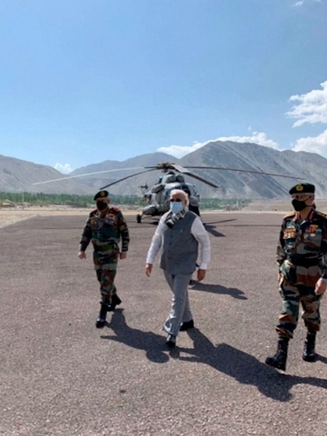 Perdana Menteri India Narendra Modi mengunjungi perbatasan India dan China di wilayah gurun Himalaya, Ladakh, India. Foto: ANI / via REUTERS