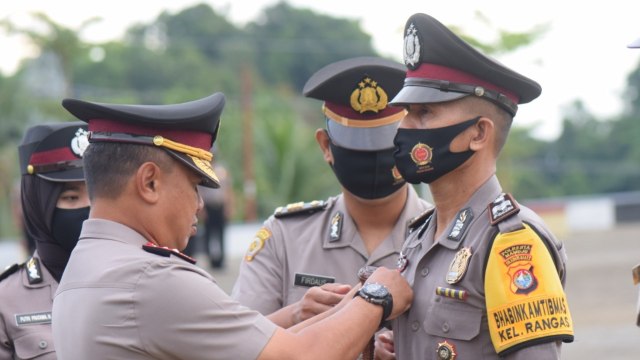 Aiptu Hamid saat menerima penghargaan polisi teladan. Foto: Dok. Polda Sulbar