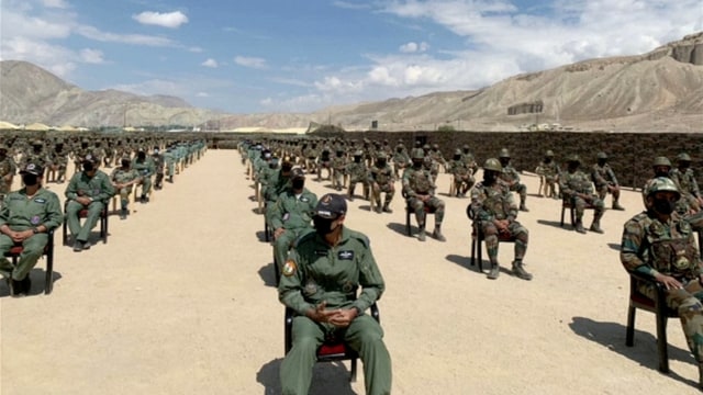 Suasana saat tentara India terapkan social distancing saat menyambut Perdana Menteri India Narendra Modi di wilayah gurun Himalaya, Ladakh, India. Foto: ANI via REUTERS TV