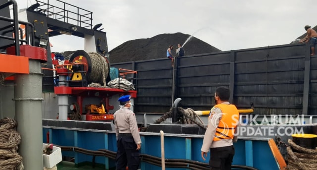 Proses pendinginan setelah asap membumbung tinggi dari tongkang berisi batu bara di perairan Palabuhanratu, Kabupaten Sukabumi, Jumat (3/7/2020) siang. | Sumber Foto:Nandi