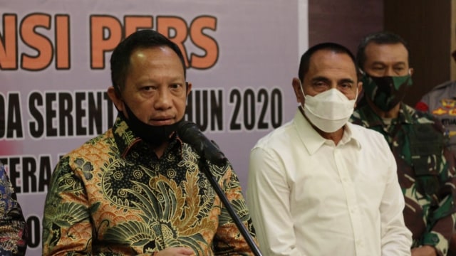 Mendagri Tito Karnavian didamping Gubernur Sumatra Utara Edy Rahmayadi saat menyampaikan keterangan pers kepada wartawan di Kota Medan. Foto: Rahmat Utomo/kumparan