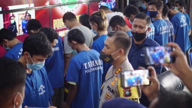 Tersangka peracik pil ekstasi diamankan Polres Karimun. (Foto: Edo/Batamnews)
