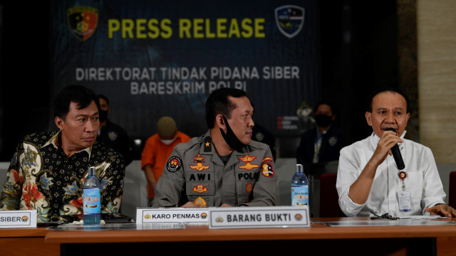 Konferensi pers penyebar berita bohong tentang kondisi perbankan nasional di Gedung Bareskrim Polri, Jakarta. Foto: Puspa Perwitasari/Antara Foto