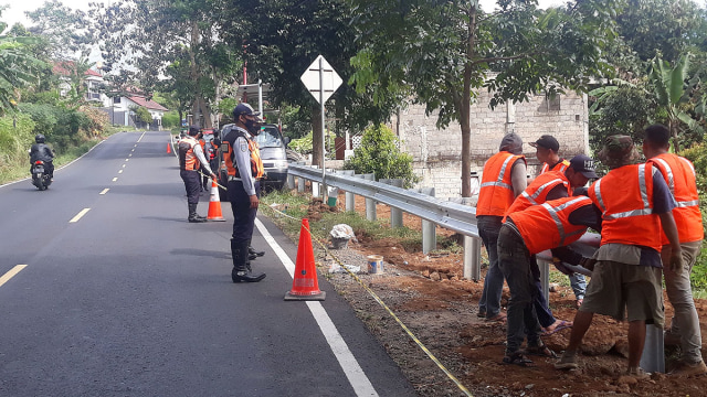 Petugas Dishub Kabupaten Kuningan, Jawa Barat, melakukan pemasangan guardrail bantuan dari Kementerian Perhubungan RI. (Andri Yanto)