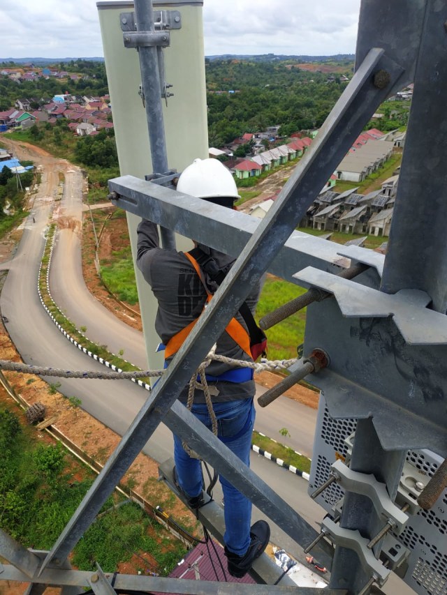 Teknisi sedang melakukan pemeliharaan salah satu infrastruktur jaringan-BTS milik XL Axiata yang berada di sekitar Tol Balikpapan-Samarinda. Foto: Dok XL Axiata
