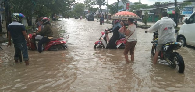 Banjir di Jalan Sungai Maruni km 10 masuk Kota Sorong, akibatkan lalu lintas macet, foto : Yanti