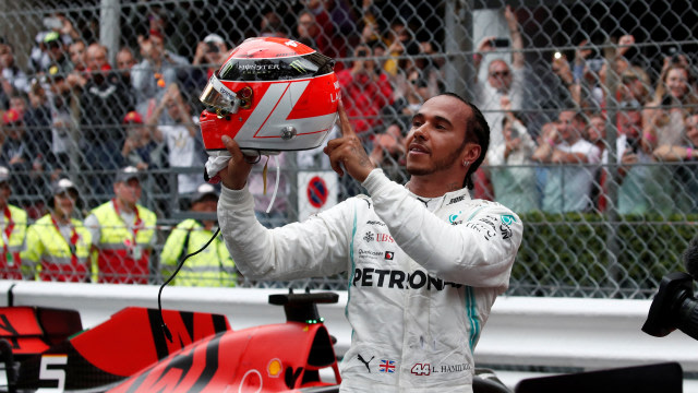 Lewis Hamilton dan helm tribute untuk Niki Lauda di GP Monako 2019. Foto: REUTERS/Benoit Tessier