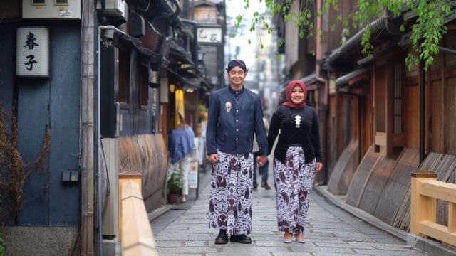 Novia dan Hartanto berpose menggunakan pakaian adat Jawa Tengah di Kyoto, Jepang. Foto: Hassan Hans
