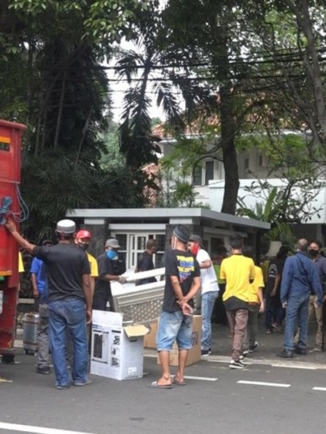 Eksekusi pengosongan rumah pahlawan nasional Mohammad Yamin di Jalan Diponegoro No 10 Jakarta Pusat, pada Kamis (2/7). Foto: Ricky Prayoga/Antara