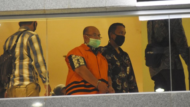 Bupati Kutai Timur Ismunandar mengenakan rompi tahanan usai menjalani pemeriksaan di Gedung KPK, Jakarta, Jumat (3/7). Foto: Indrianto Eko Suwarso/Antara Foto