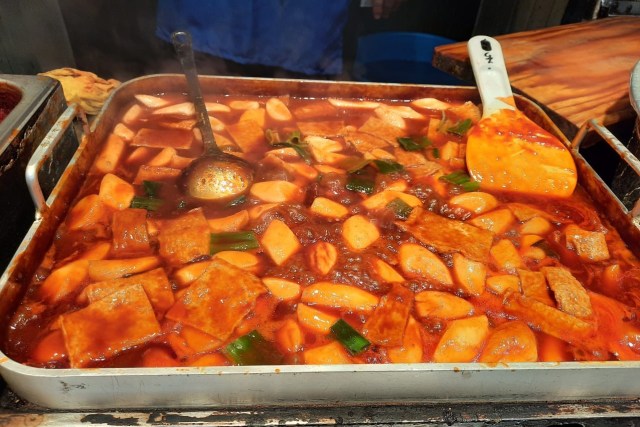 Tteokbokki, kuliner khas Korea Selatan. Foto: Khiththati/acehkini