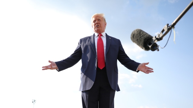 Presiden AS Donald Trump memberikan keterangan kepada wartawan saat ia akan berkunjung ke South Dakota, AS. Foto: TOM BRENNER/Reuters