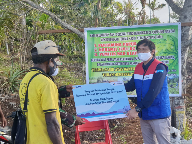 Bantuan dari Pertamina MOR VIII Maluku Papua kepada petani di Kota Jayapura. (BumiPapua.com/Katharina)