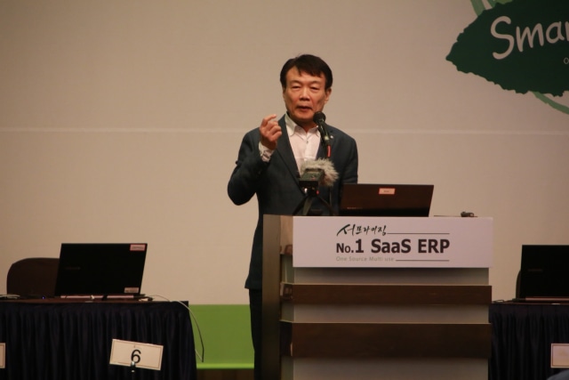 CEO Younglimwon Softlab, Young-Bum Kwon saat menjelaskan keunggulan dari produk SystemEver ERP (dok. SystemEver)
