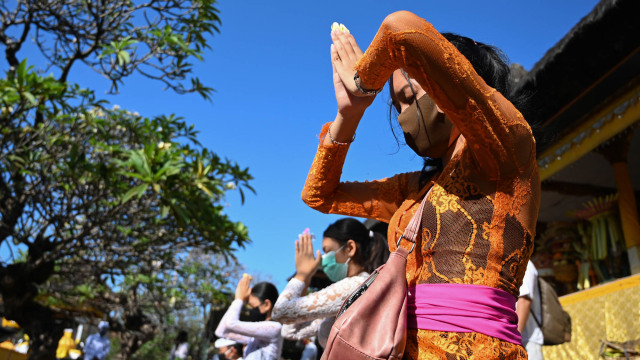 Umat Hindu mengikuti perayaan Hari Saraswati di Bali